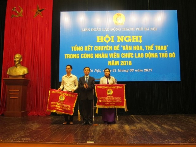 Công ty Nước sạch Hà Nội nhận cờ “Đơn vị có thành tích xuất sắc trong phong trào Văn hóa – Thể thao năm 2016” của Tổng Liên đoàn Lao động Việt Nam