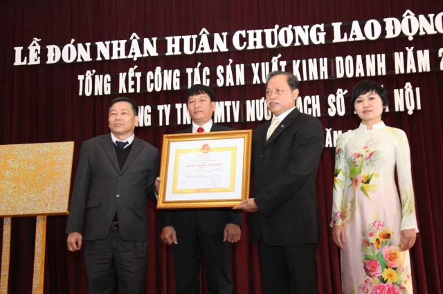 Công ty Nước sạch số 2 Hà Nội đón nhận Huân chương Lao động hạng Nhì