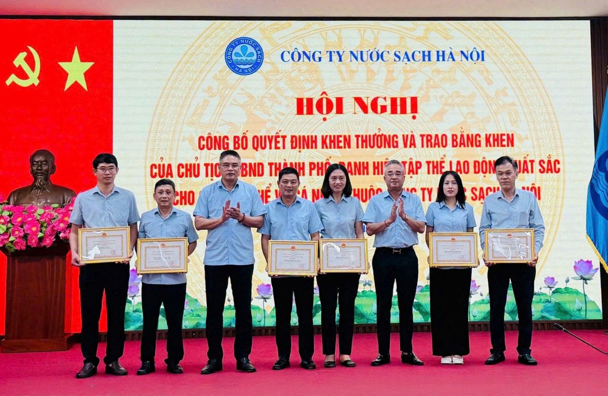Hội nghị trao Quyết định khen thưởng của UBND Thành phố Hà Nội cho các cá nhân và tập thể thuộc Công ty TNHH MTV Nước sạch Hà Nội