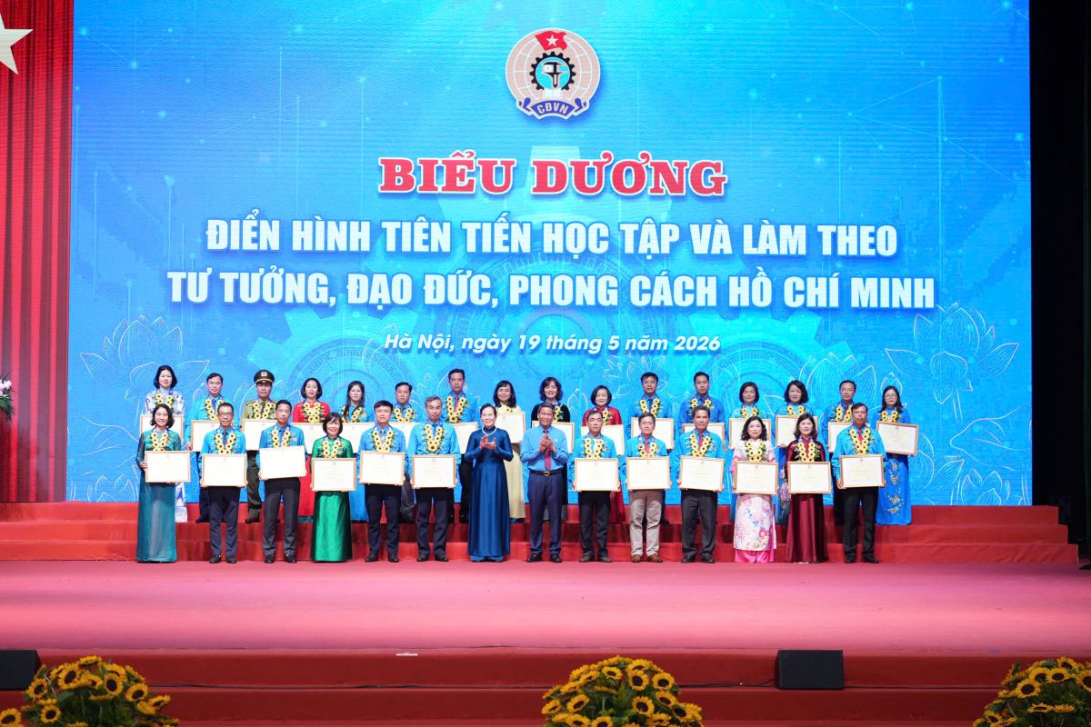 Công đoàn Công ty Nước sạch Hà Nội nhận bằng khen “Điển hình tiên tiến học tập và làm theo tư tưởng, đạo đức, phong cách Hồ Chí Minh”.