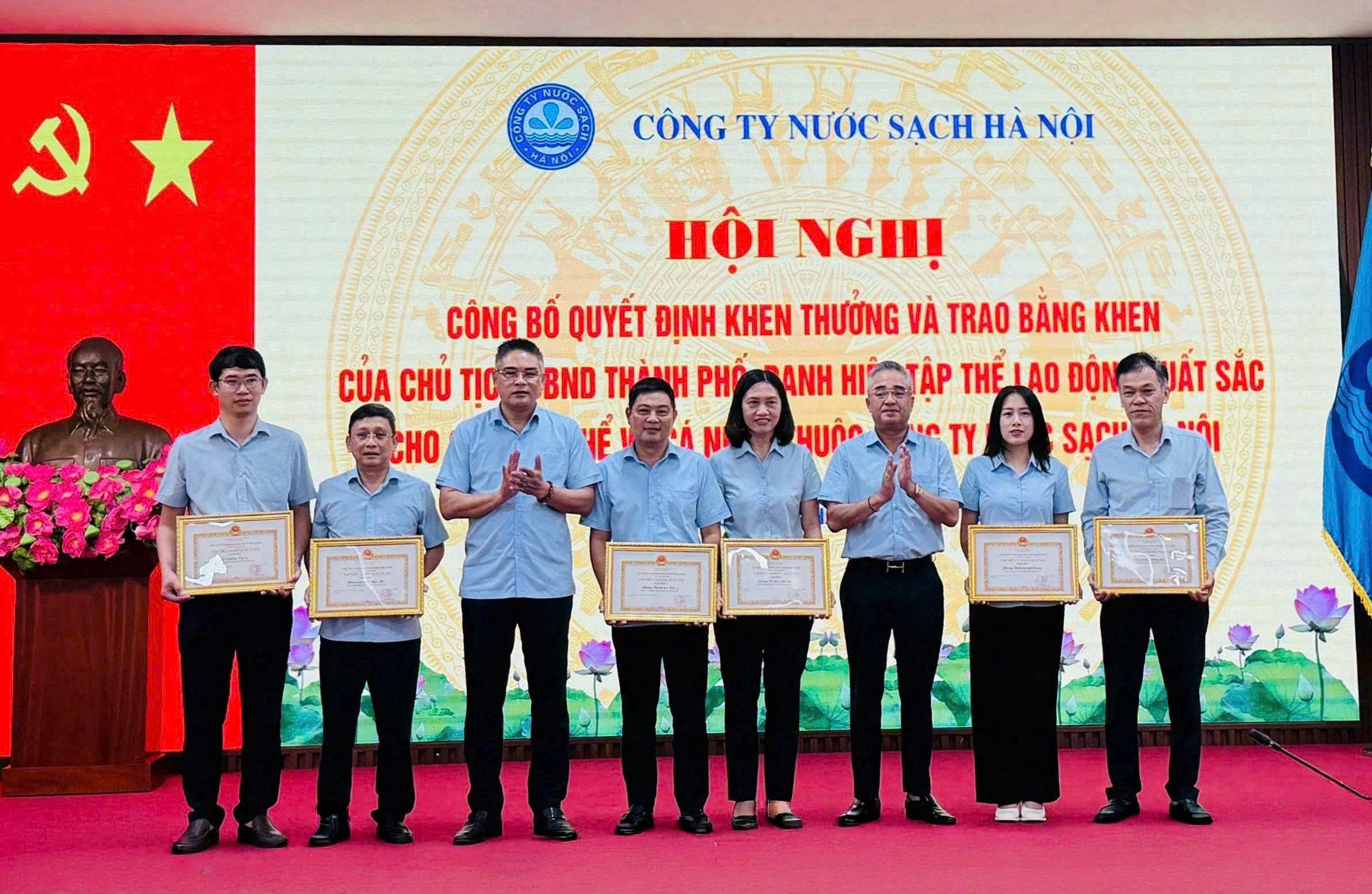 Hội nghị trao Quyết định khen thưởng của UBND Thành phố Hà Nội cho các cá nhân và tập thể thuộc Công ty TNHH MTV Nước sạch Hà Nội