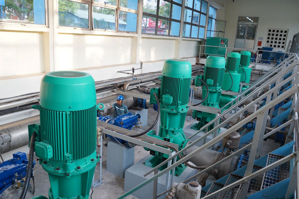 Trạm bơm II NMN Ngọc Hà sử dụng các bơm động cơ tiêu chuẩn IE3 (hiệu suất cao hơn 95%) giúp hệ thống vận hành gần điểm hiệu suất tối ưu, giảm tổn thất năng lượng, giảm chi phí bảo trì sửa chữa và nâng cao độ ổn định cấp nước
