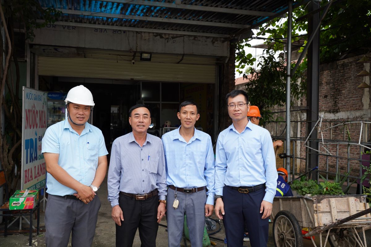 Ông Nguyễn Văn Tỉnh, Bí thư Chi bộ, Trưởng Ban công tác mặt trận thôn 2 xã Hòa Lạc (thứ hai, từ trái sang) cùng cán bộ kỹ thuật Công ty Nước sạch Hà Nội tại dự án