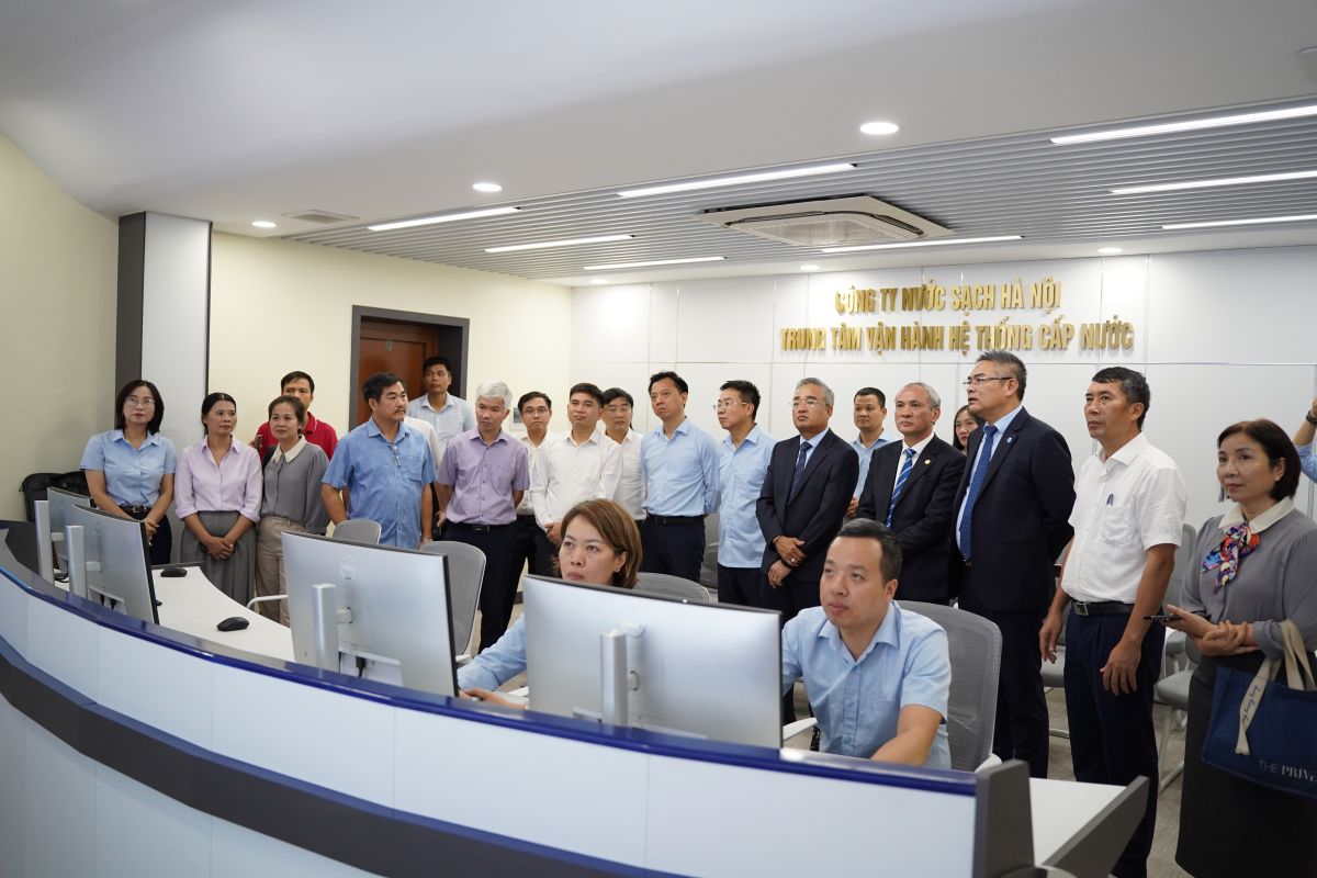 Đoàn Đại biểu tham quan Trung tâm vận hành Hệ thống cấp nước Công ty Nước sạch Hà Nội