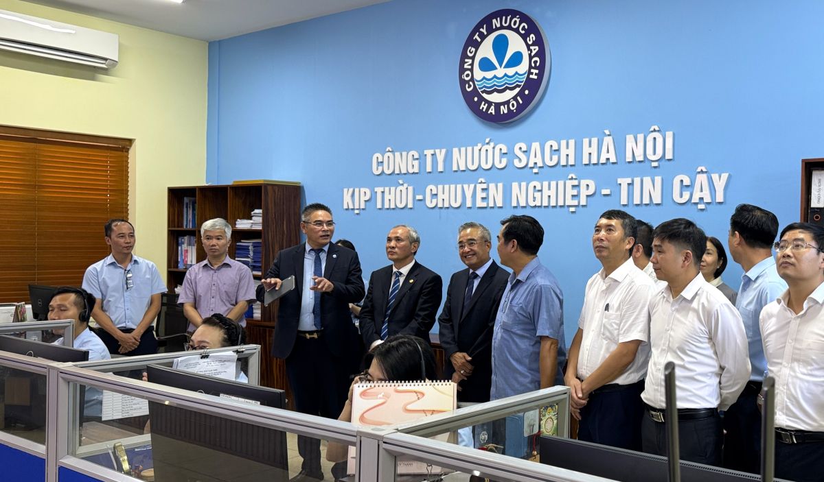 Đoàn Đại biểu tham quan Trung tâm Chăm sóc khách hàng Công ty Nước sạch Hà Nội
